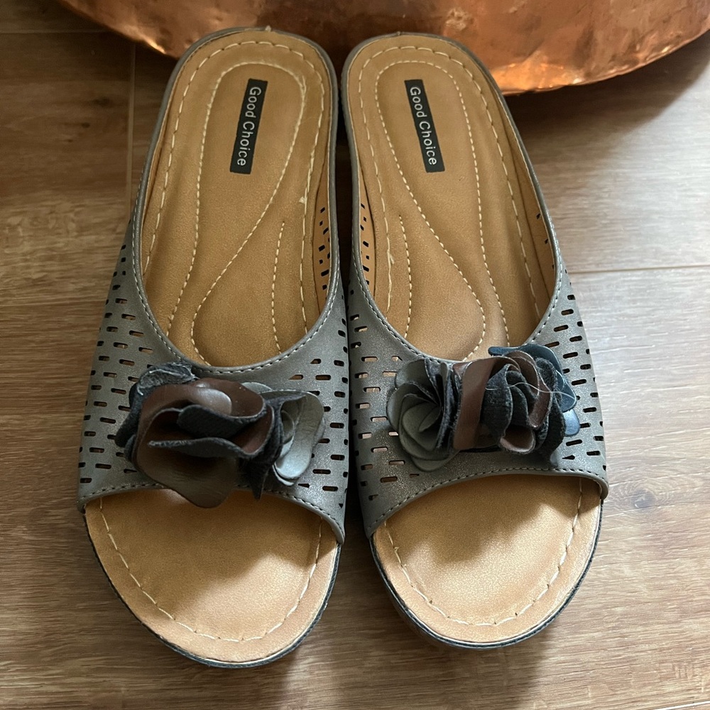 Gorgeous Lightweight Good Choice Slip On Spring or Summer Sandals Sz 9